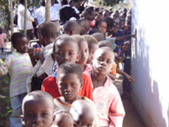 ジンバブエ赤十字社の支援による給食配給に集まった子どもたち イメージ